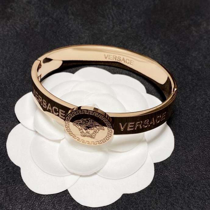 Picture of Versace Bracelet _SKUVersacebracelet02191016625
